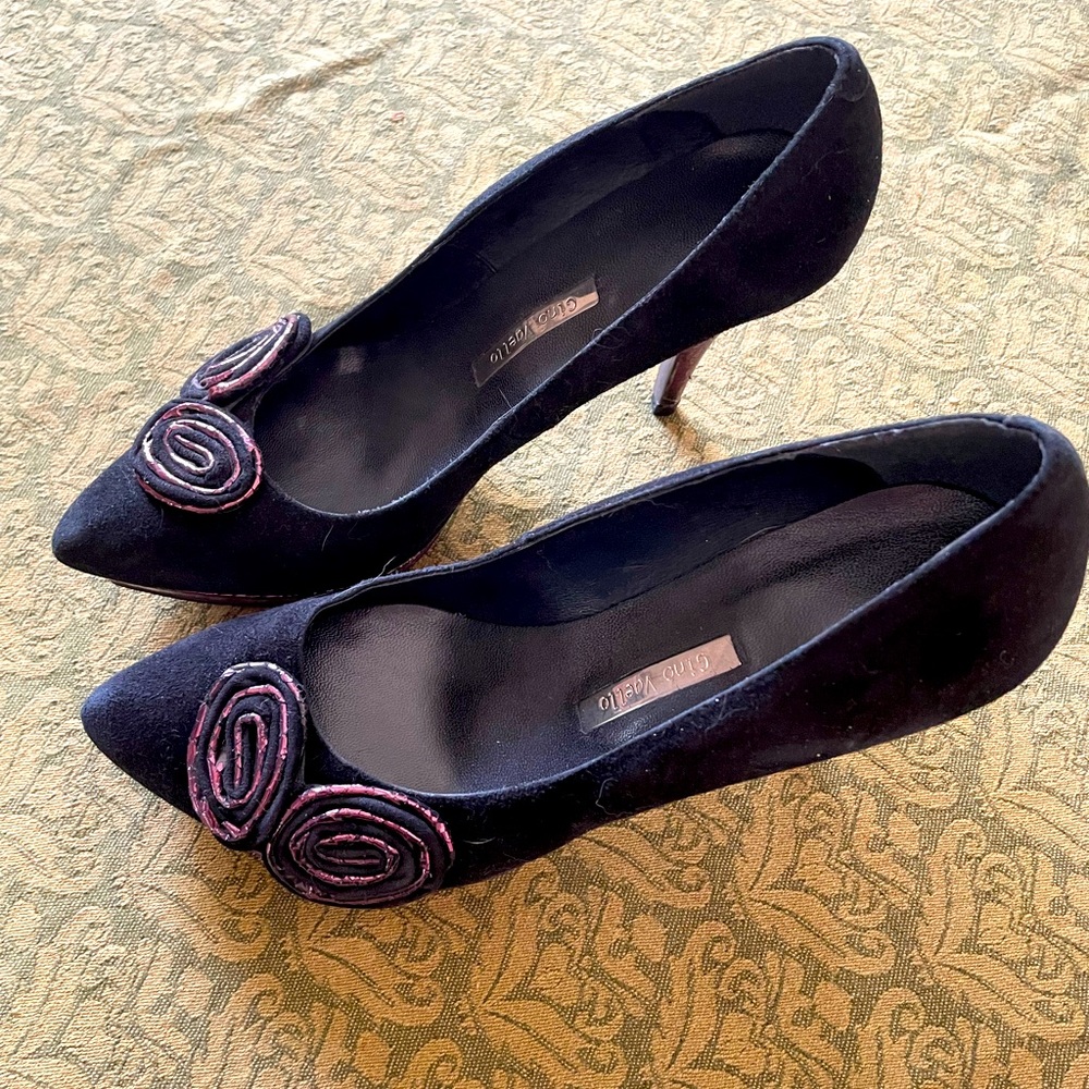 Black velvet heels with shiny purple trim